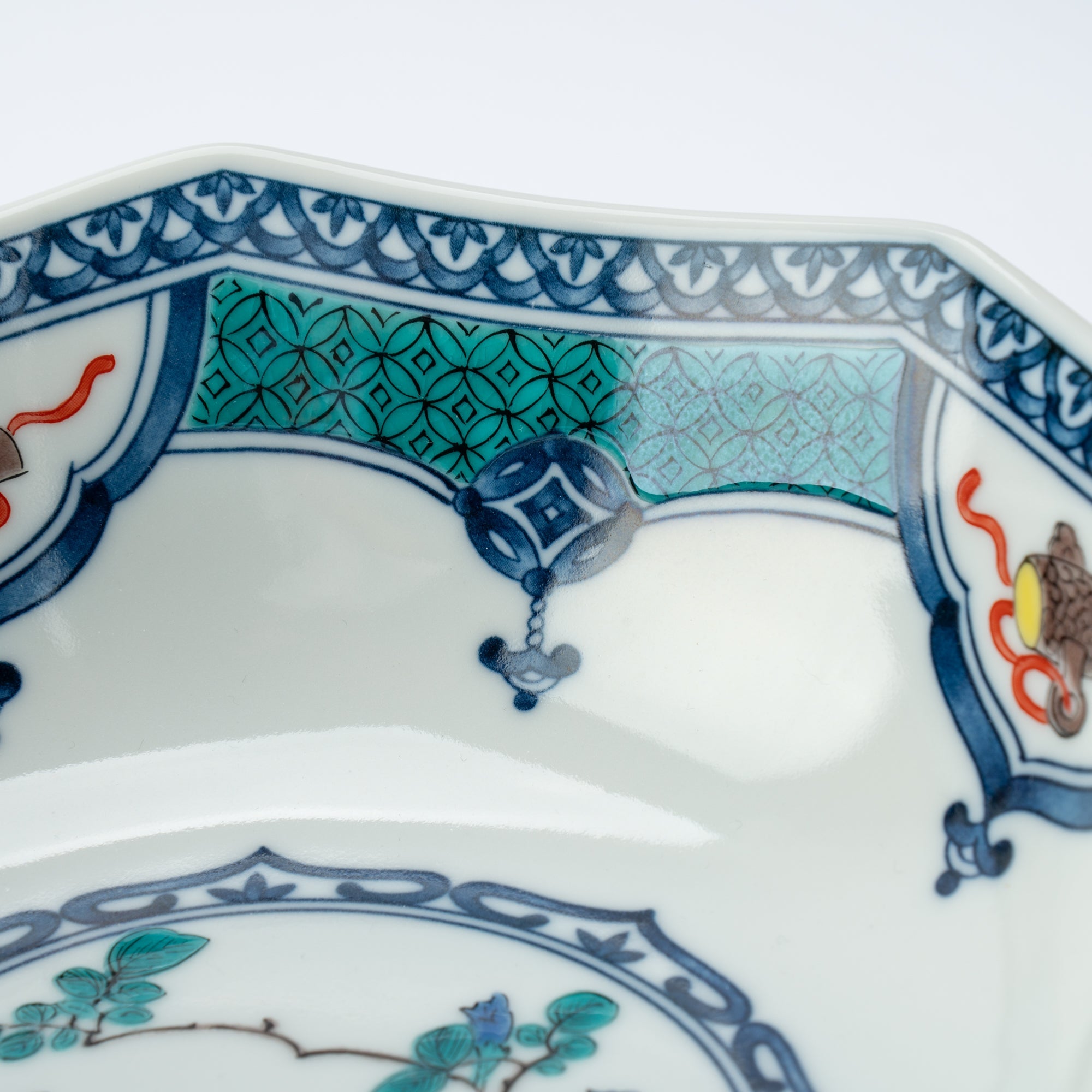 Treasure Crest Octagonal Medium Bowl