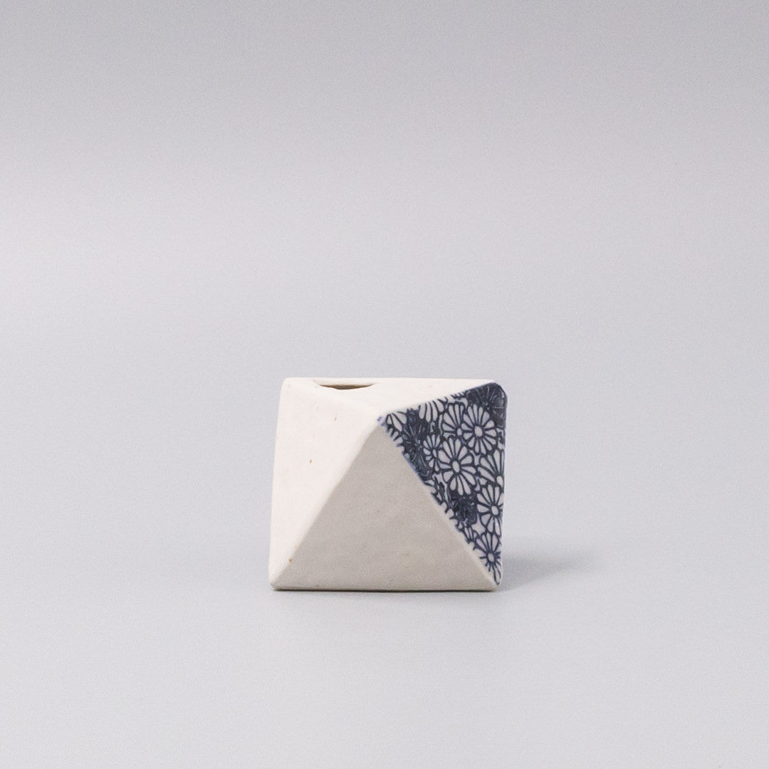 Vase Triangular White Chrysanthemum 130ml